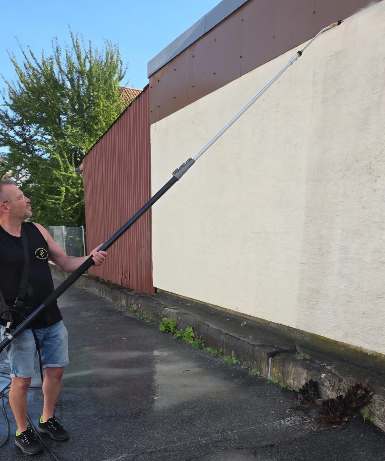 Maik bei der Fassadenreinigung
