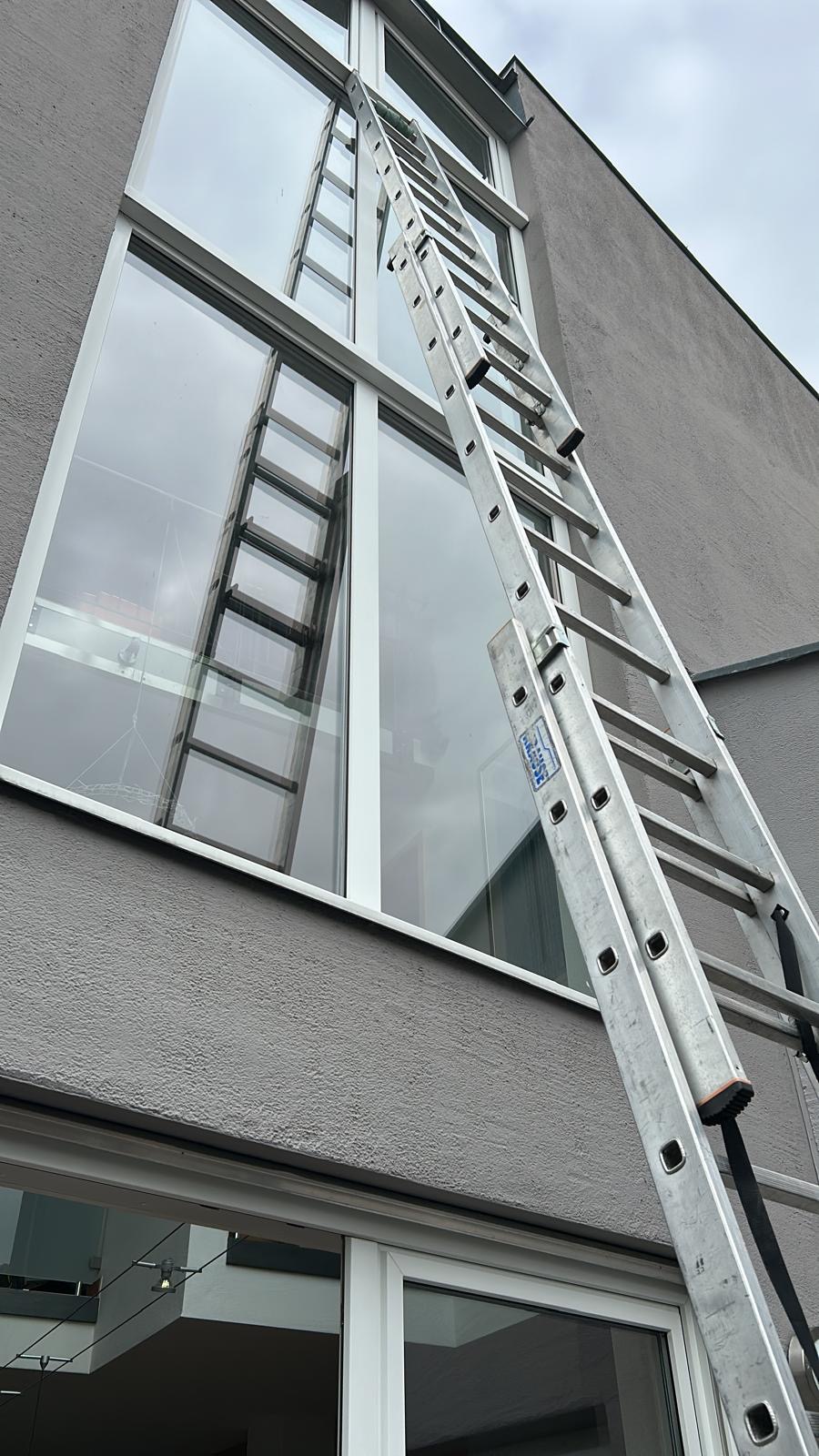 Hohe Fensterfront Reinigung
